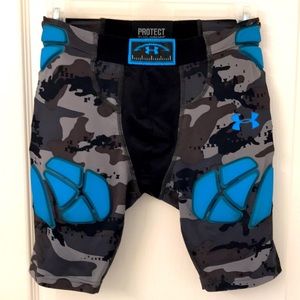 Under Armour boys large camo football girdle short